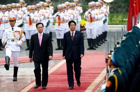 Dirigentes vietnamitas saludan visita de gobernante japonés